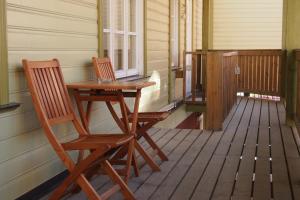 duas cadeiras e uma mesa no alpendre de uma casa em Haapsalu Old Town Apartment em Haapsalu