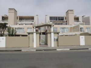 un edificio al costado de una calle en Sand and Sea 25, en Swakopmund