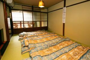 京都市にあるHoly's Houseの大型ベッド2台が備わる客室です。