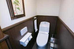 京都市にあるHoly's Houseのバスルーム(白いトイレ、シンク付)
