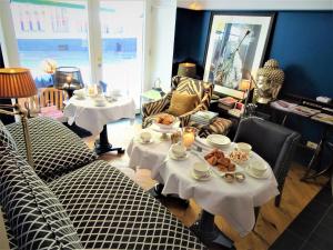 - un salon avec deux tables avec de la nourriture dans l'établissement Lesar Hotel Angel - Member of Hip Hotels, à Ljubljana