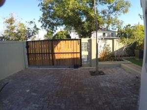 una valla con una puerta de madera en una entrada en 41 on Serruria en Stellenbosch