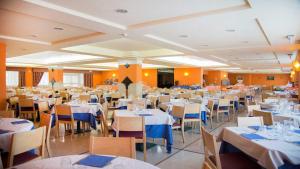 a banquet hall with white tables and chairs at Casa Costaverde in Mandatoriccio Marina