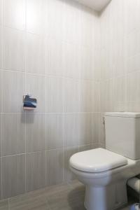 Un baño con un inodoro blanco en una habitación. en Dream destination, en Montévrain 25 fotos más