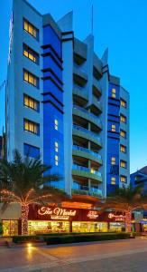 un grand bâtiment bleu avec un panneau devant lui dans l'établissement Pearl Marina Hotel Apartments, à Dubaï