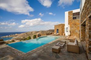 Imagen de la galería de Luxury Cycladic Villa-Enjoy Infinity Pool Sunsets, en Koundouros