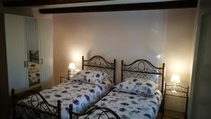- un lit dans une chambre avec 2 oreillers dans l'établissement Quiet getaway house, à Sečovlje
