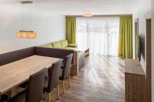 Telewizja i/lub zestaw kina domowego w obiekcie A Casa Saphir Appartement-Hotel