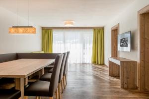 Telewizja i/lub zestaw kina domowego w obiekcie A Casa Saphir Appartement-Hotel