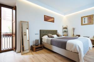 a bedroom with a large bed and a balcony at Mi Rincon Central Apartment in Seville