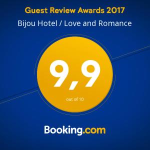 un círculo amarillo con la crítica de texto de los invitados premios blub hotel amor y romance en Bijou Hotel / Love and Romance en Kallnach