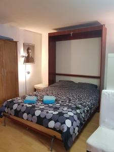 Un dormitorio con una cama grande con almohadas azules. en Appt Berlin en Berlín