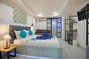 Postel nebo postele na pokoji v ubytování Colorize Boutique Hotel + 37 fotografií
