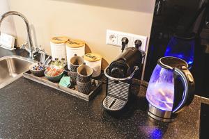 Kahvin ja teen valmistusvälineet majoituspaikassa City Attic Haarlem