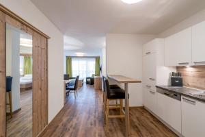 Kuchnia lub aneks kuchenny w obiekcie A Casa Saphir Appartement-Hotel