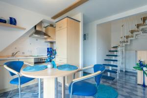 - une cuisine et une salle à manger avec une table et des chaises dans l'établissement Haus Sonnenschein, à Gößweinstein