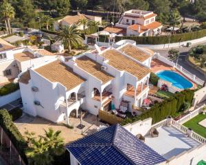una vista aérea de una casa con piscina en Ashanti Garden Luxury Short Term Rental Duplex Altea, en La Nucía