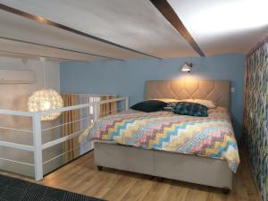 Un pat sau paturi într-o cameră la Tempo Life Apartman