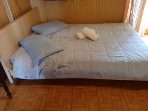 un letto con due cuscini sopra in una stanza di Jenny's house,Agiou Ioannou 103 a Artemida