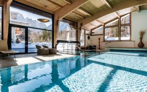 una gran piscina en una casa con una gran ventana en Residence Bad Moos, en Sesto