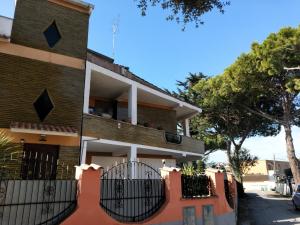 菲烏米奇諾的住宿－Isola Verde Guest House，前面有围栏的房子