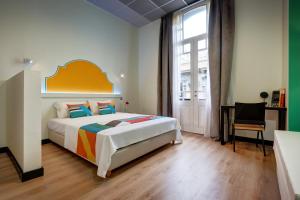 מיטה או מיטות בחדר ב-Colors Ladadika Thessaloniki