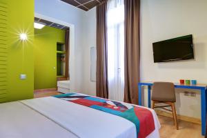 Säng eller sängar i ett rum på Colors Ladadika Thessaloniki