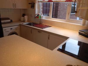 Dapur atau dapur kecil di Spacious 3 BDR house with parking-Families-Corporate groups by Orbitat Accommodations +60 gambar