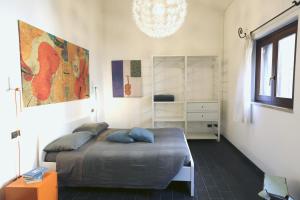 een slaapkamer met een bed met blauwe kussens erop bij Violino azul in Cremona