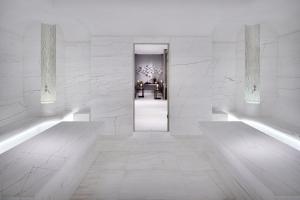 um quarto branco com um corredor com uma porta em Address Downtown no Dubai