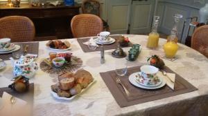 un tavolo con cibo, tazze e piatti di Château du Clos Mortier a Saint-Dizier
