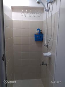 een badkamer met een douche met een douchekop bij Standard Room with Balcony 1569 in Tagaytay