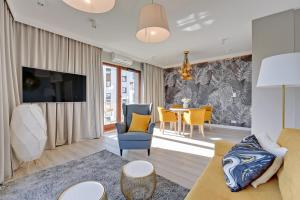 TV a/nebo společenská místnost v ubytování Blue Mandarin Island