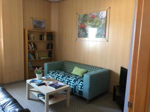 a living room with a couch and a table at Mirador El Silo in Bello