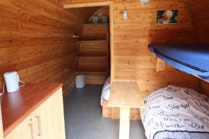 Drijber的住宿－波德露營地，小屋内带一张床和一张书桌的房间