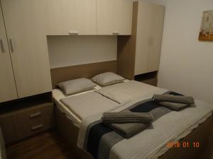Posteľ alebo postele v izbe v ubytovaní GaleriusBeach Deluxe Apartment