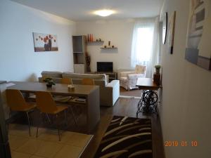 Televízia a/alebo spoločenská miestnosť v ubytovaní GaleriusBeach Deluxe Apartment