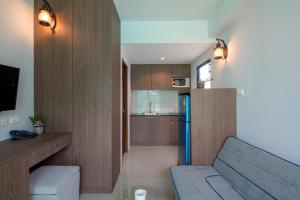 Una cocina o cocineta en Peace Blue Naiharn Naturist Resort Phuket SHA Extra Plus