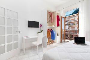 Μια τηλεόραση ή/και κέντρο ψυχαγωγίας στο Maison Rossella in the heart of Sorrento