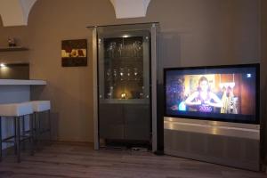 a flat screen tv sitting in a room at Moderne Ferienwohnung am Stadtplatz in Litschau in Litschau
