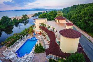 uma vista aérea de um resort com uma piscina em Perla Sun Beach Hotel - All Inclusive em Primorsko