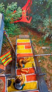 zwei Kinder sitzen auf der Treppe eines Spielplatzes in der Unterkunft The Mango in Kandy