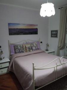 een slaapkamer met een bed en een kroonluchter bij Casa del Cedro - Cedar House in Lecco