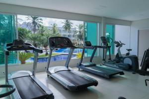 einen Fitnessraum mit Kardiogeräten und Poolblick in der Unterkunft Blue Tree Towers São Luis in São Luís