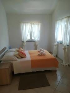 A bed or beds in a room at Apartman Rosanda 1