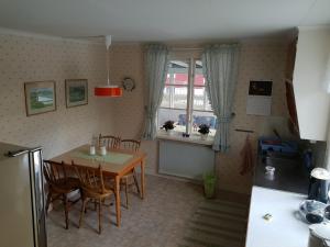 A kitchen or kitchenette at Stuga Olstorp