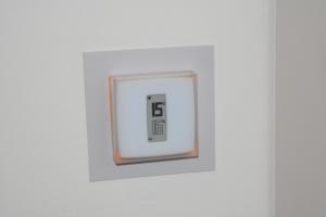 une photo d’une image encadrée sur un mur blanc dans l'établissement Residence Borsellino 41, à Garbagnate Milanese
