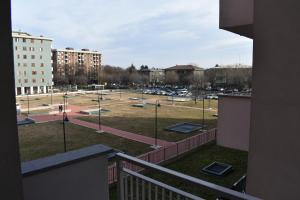 - une vue sur un parking avec un parc dans l'établissement Residence Borsellino 41, à Garbagnate Milanese