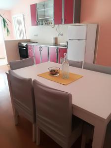 Kuchyň nebo kuchyňský kout v ubytování Apartman Rosanda