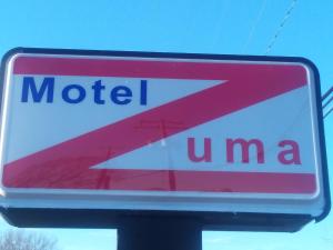 een teken dat zegt moteel en een teken met bij Motel Zuma in Williamsburg